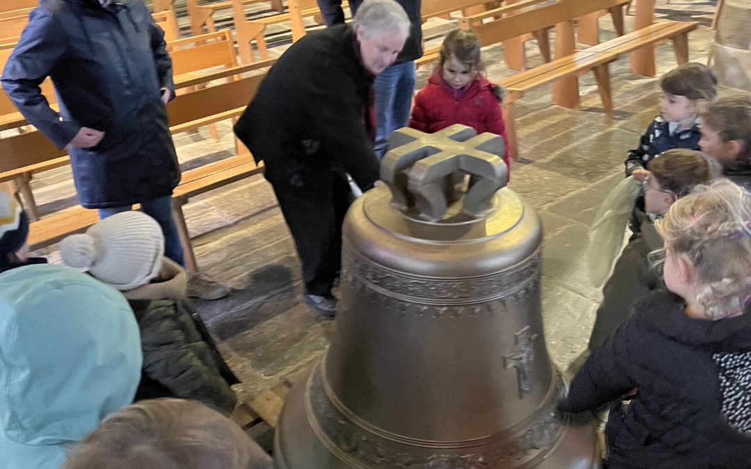 Visite de la nouvelle cloche de l’église- épisode 1